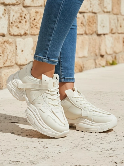 Baskets beiges pour femmes Platina Roma à talons plats en cuir écologique 5 cm