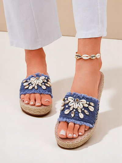 Claquettes d'été Royalfashion Calista – bleu clair avec des coquillages sur une semelle plate