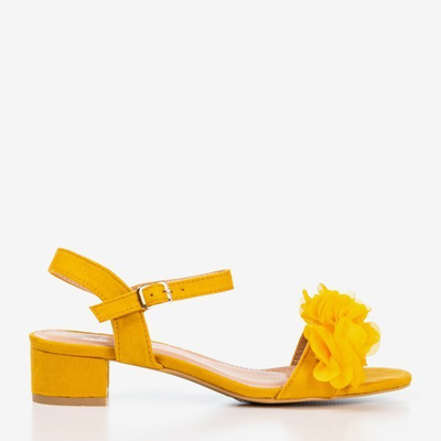 Sandales pour femmes moutarde sur un pied bas avec des fleurs Flonia - Chaussures 1