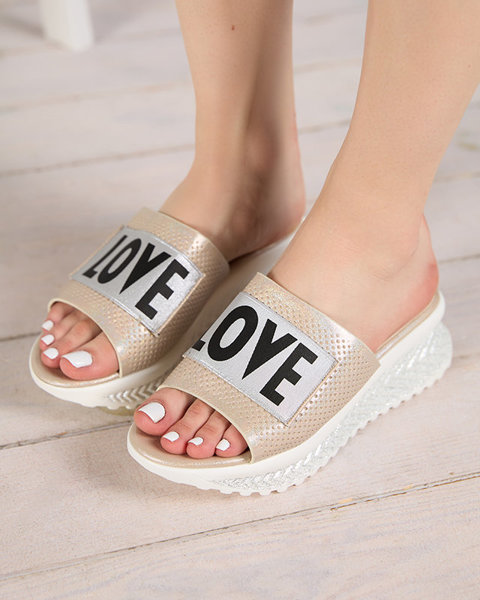 Chaussons beiges brillants pour femmes avec les mots Sosha- Footwear