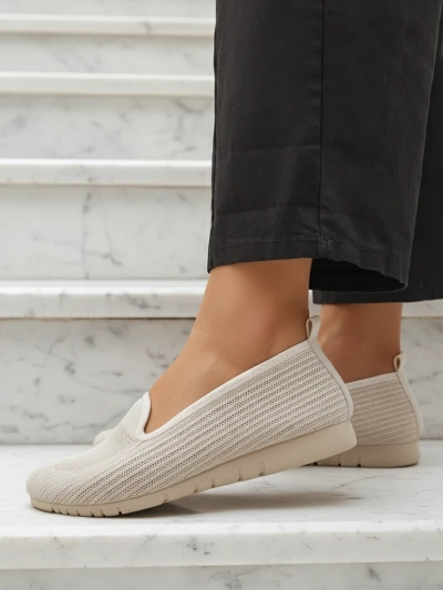 Moda Bella Chaussures beiges pour femmes à talons plats