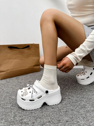 Royalfashion Tongs en caoutchouc pour femmes avec décorations Dellos