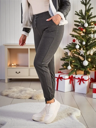 Royalfashion Pantalons de survêtement en molleton grande taille pour femmes Pantalons de survêtement en molleton pour femmes, fabriqués dans un matériau doux. Un modèle à la coupe simple, avec deux poches latérales et une ceinture avec cordon de serrage.