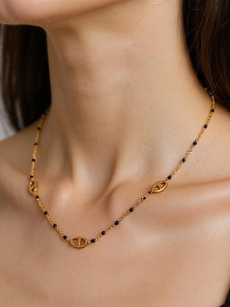 Collier Aelia Aurea – délicate chaîne dorée avec des perles noires