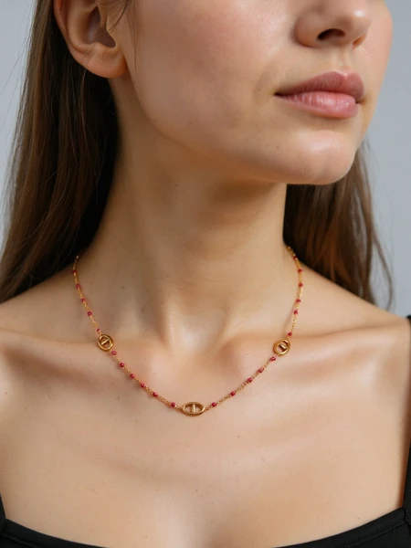 Collier Aelia Aurea – délicate chaîne en or avec des perles roses