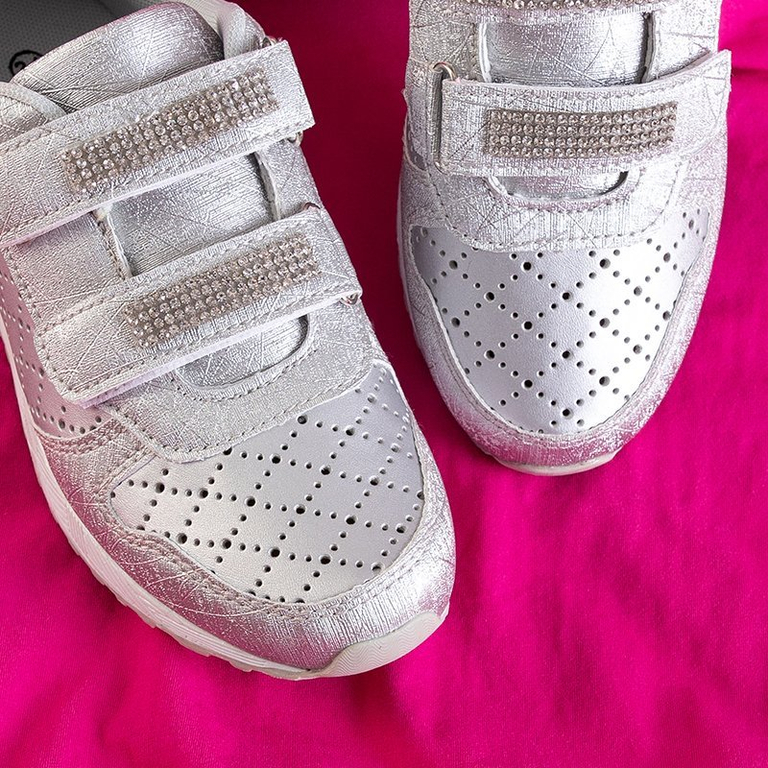 OUTLET Chaussures de sport ajourées pour enfants argentées avec décorations Oksi - Chaussures