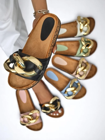 Claquettes d'été Ariadne Royalfashion avec une grande chaîne dorée, cuir noir