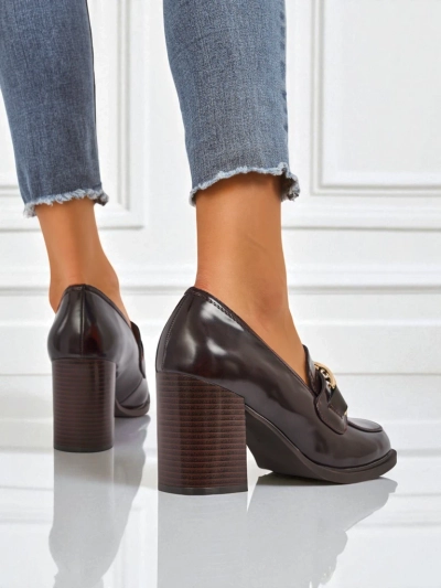 Loafers pour femmes Persephone Nero à talon en cuir écologique boucle dorée