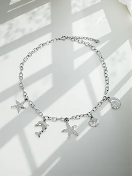 Collier Atena Charm Sea – amulettes dorées avec des motifs marins