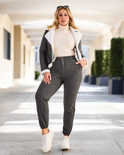 Royalfashion Pantalons de survêtement en molleton grande taille pour femmes Pantalons de survêtement en molleton pour femmes, fabriqués dans un matériau doux. Un modèle à la coupe simple, avec deux poches latérales et une ceinture avec cordon de serrage. 