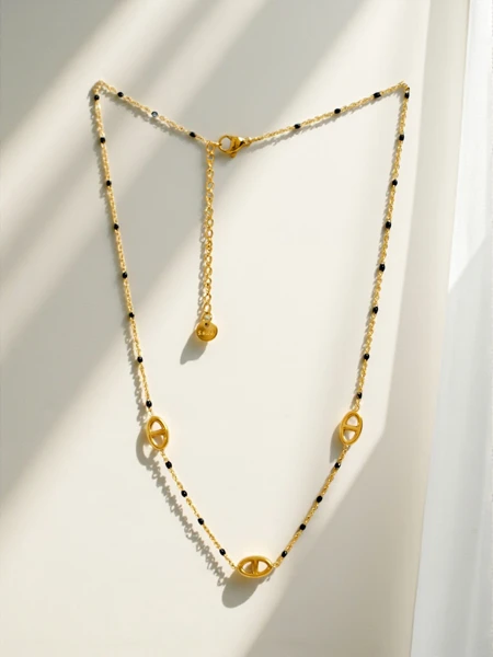 Kolorato Aurelia – collier doré avec des perles noires dans un style classique