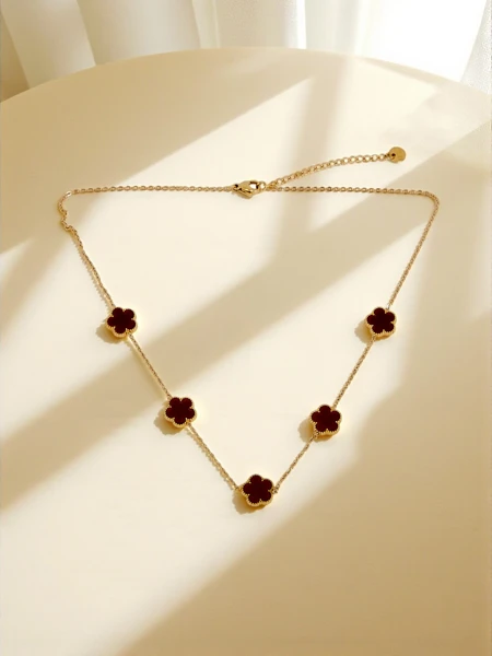 Collier Aurelia Clavis en nacre avec monture dorée