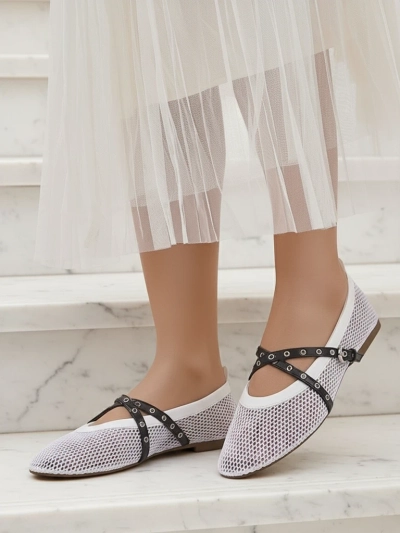 Ballerines Royalfashion Calista Bianca – chaussures pour femmes blanches en maille avec des brides noires