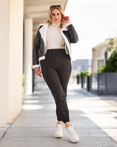 Pantalon de jogging en polaire GROSSE TAILLE pour femmes de Royalfashion Pantalon de jogging en polaire pour femmes fabriqué en matériau doux. Un modèle à coupe simple, doté de deux poches passepoilées et d'une taille élastique avec des cordons de serrage