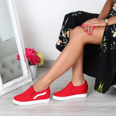 Czerwone slip on z koturnem Signal- Obuwie