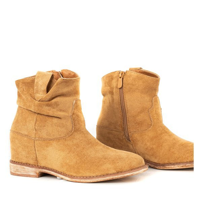 Bottes de cow-boy de couleur camel sur des plates-formes Brunoki - Chaussures