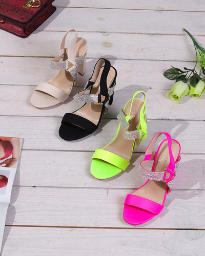 Sandales femme rose fluo sur le post Xiobi. Chaussure