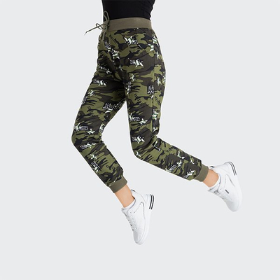 Pantalon de survêtement camouflage isolé vert clair pour femme - Vêtements