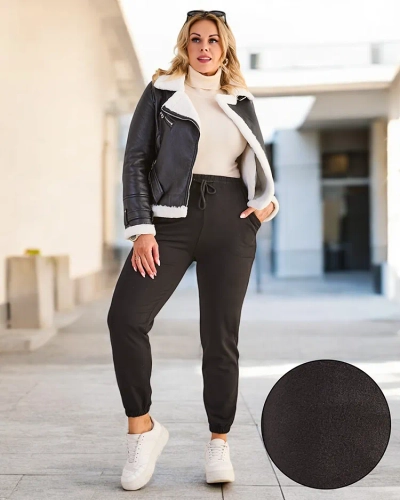Pantalon de jogging en polaire GROSSE TAILLE pour femmes de Royalfashion Pantalon de jogging en polaire pour femmes fabriqué en matériau doux. Un modèle à coupe simple, doté de deux poches passepoilées et d'une taille élastique avec des cordons de serrage