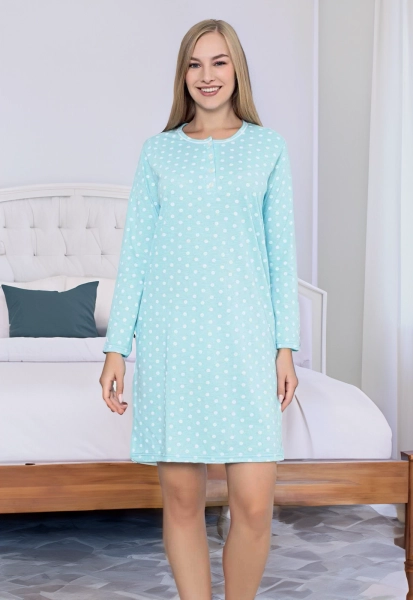 Pyjama en coton Royalfashion pour femmes avec pois. Pyjama pour femmes fabriqué en 100% coton doux. Un modèle légèrement évasé. Il a un col rond, des manches longues et un imprimé à pois. ATTENTION : Précision des mesures (+/-) 1 cm. 87654321 <p>ATTENTION