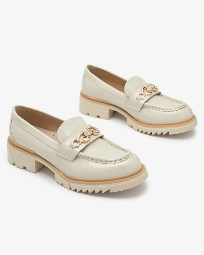 Mocassins pour femme laqués beige avec chaîne Sotella - Chaussures