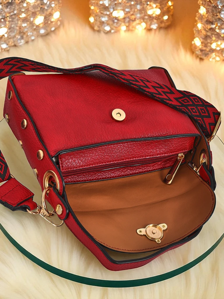 Torebka damska Ariadna Rosso z ekoskóry z ozdobną pszczółką czerwona