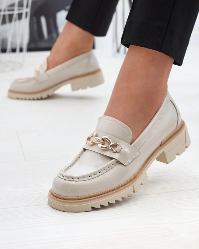 Mocassins pour femme laqués beige avec chaîne Sotella - Chaussures