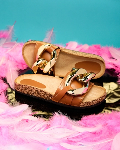 Chaussons marron pour femme avec décoration chez Fixci- Footwear
