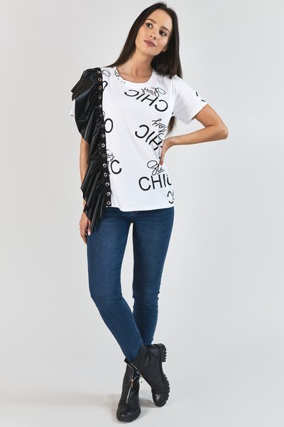 Chemisier blanc avec des inscriptions avec un volant noir - Vêtements