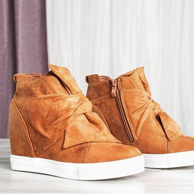 Sneakers femme marron sur un coin intérieur Astana - Chaussures 1