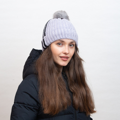 Bonnet gris isolé avec rayures blanches et pompon - Accessoires