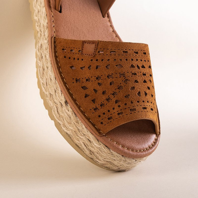 Sandales ajourées pour femmes marron sur la plateforme Pieqa - Footwear