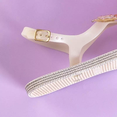 OUTLET Sandales blanches pour femme a'la tongs avec une fleur de Porto - Chaussures