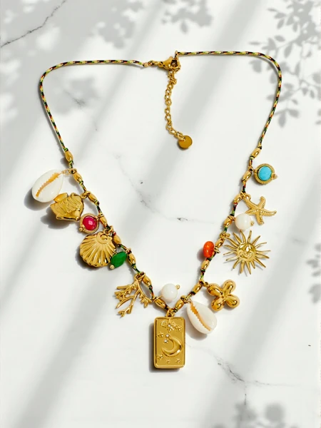 Collier Calista Charmella plaqué or avec pendentifs en résine