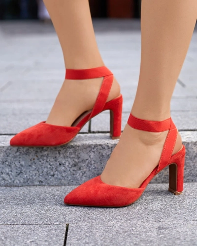 Sandales oranges sur le poteau Brossi - Chaussures