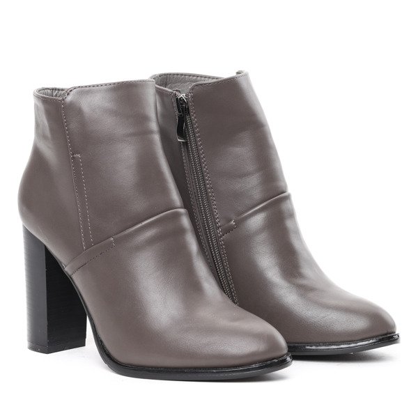 Szare botki na słupku Oliviera- Obuwie