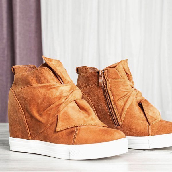 Sneakers femme marron sur un coin intérieur Astana - Chaussures 1