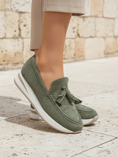 Aurelia Verde – Mocassins verts pour femmes en éco-daim sur plateforme compensée de 4 cm