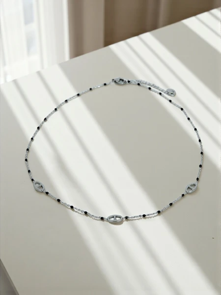 Collier Aelia Aurea - délicate chaîne en argent avec des perles