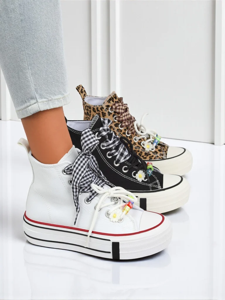 Baskets pour femmes Callista Bianca – flat blanc tendance avec des perles décoratives