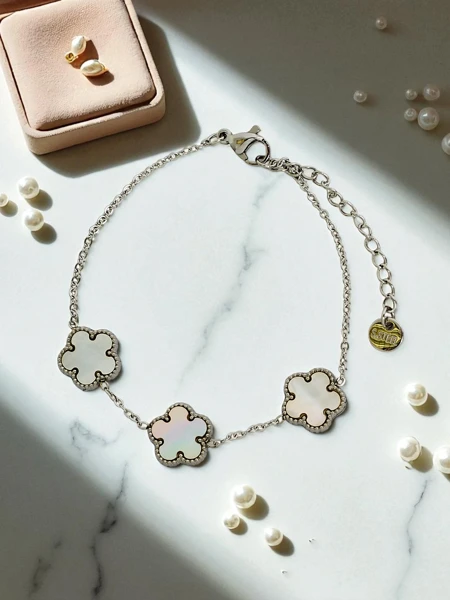 Bracelet Callisto Nero avec Motif de Fleur