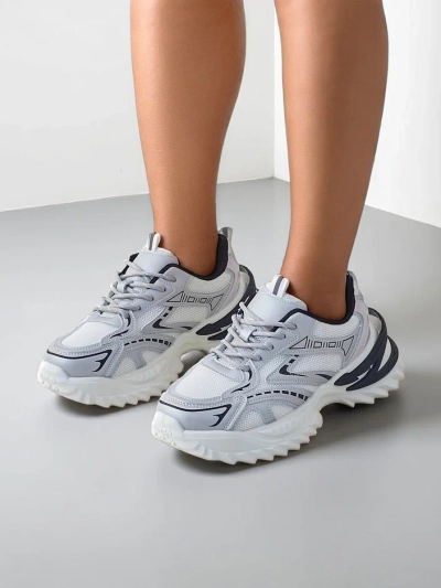 Baskets de sport pour femmes Royalfashion sur une semelle plus épaisse Nettes