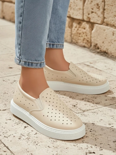 Slip-ons pour femmes Callista beiges en cuir écologique sur plateforme
