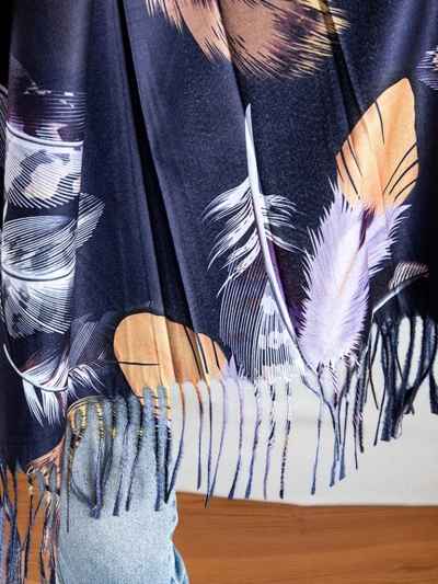 Écharpe bleu marine pour femme avec un motif de plumes - Accessoires