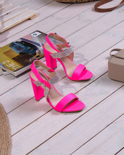 Sandales femme rose fluo sur le post Xiobi. Chaussure