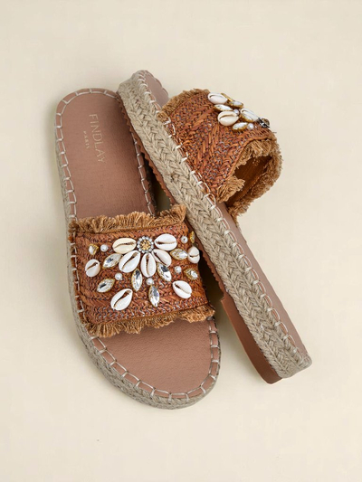 Sandales Royalfashion Callista Boho Camel sur plateforme plate avec coquillages
