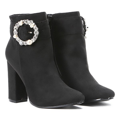 Czarne botki na wyższym słupku z ozdobą Emmaline- Obuwie