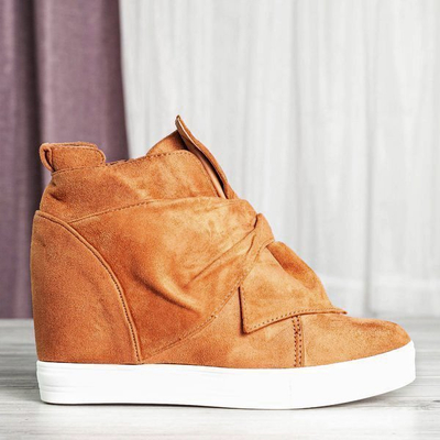 Sneakers femme marron sur un coin intérieur Astana - Chaussures 1