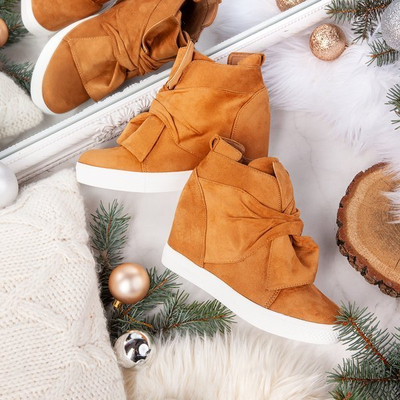 Sneakers femme marron sur un coin intérieur Astana - Chaussures 1