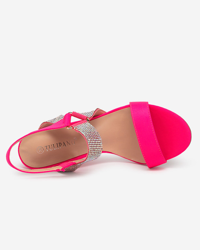 Sandales femme rose fluo sur le post Xiobi. Chaussure